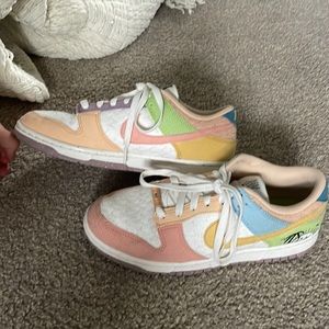 Nike sun club dunks. Size 8 men’s - size 9.5 women’s - cute coloring and design